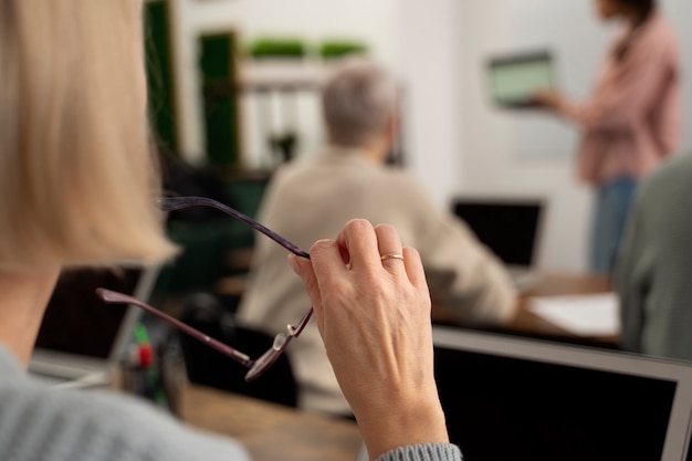 打乒乓球发球时手腕会晃